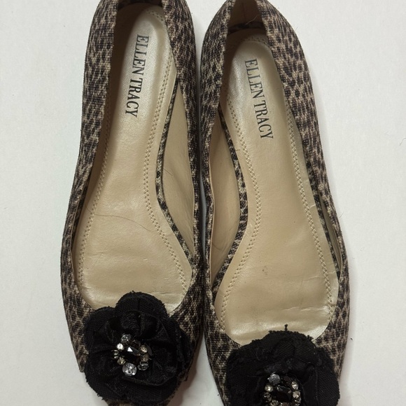 Ellen Tracy Leopard Print Flats with Black Flower Size 8M - Picture 2 of 7